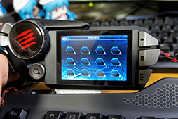 画像ギャラリー No.055のサムネイル画像 / 7つのモジュールが分離・合体。タッチパネルもあるMad Catzのキーボード「S.T.R.I.K.E. 7」で遊ぶなど