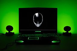 画像ギャラリー No.040のサムネイル画像 / Mad Catzの「ゲーマー向け間接照明」レビュー。大いに人を選ぶが，ゲームと連動して光る様子は意外とステキだった