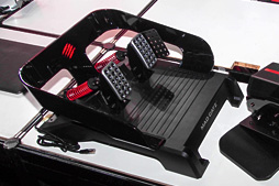 画像ギャラリー No.008のサムネイル画像 / ［TGS 2013］Xbox One用のステアリングコントローラに「ドライブシート由来のゲーマー向け椅子」。クルマ関係（？）で注目の大型周辺機器2題