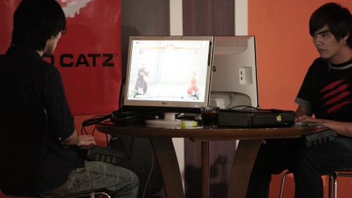 画像ギャラリー No.032のサムネイル画像 / ［TGS 2013］日本初開催の「Mad Catz Unveiled JAPAN」フォトレポート。ウメハラvs.Infiltrationなど，珠玉の対戦が繰り広げられた夢の一夜