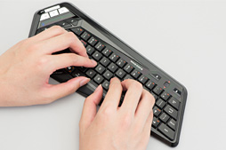 画像ギャラリー No.011のサムネイル画像 / Mad Catz「S.T.R.I.K.E. M」レビュー。PCとMac，Android，iOS対応の“見た目最重視”なBluetoothキーボードをPS4で使ってみた