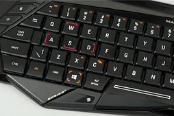 画像ギャラリー No.013のサムネイル画像 / Mad Catz「S.T.R.I.K.E. M」レビュー。PCとMac，Android，iOS対応の“見た目最重視”なBluetoothキーボードをPS4で使ってみた