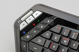 画像ギャラリー No.017のサムネイル画像 / Mad Catz「S.T.R.I.K.E. M」レビュー。PCとMac，Android，iOS対応の“見た目最重視”なBluetoothキーボードをPS4で使ってみた