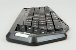 画像ギャラリー No.025のサムネイル画像 / Mad Catz「S.T.R.I.K.E. M」レビュー。PCとMac，Android，iOS対応の“見た目最重視”なBluetoothキーボードをPS4で使ってみた