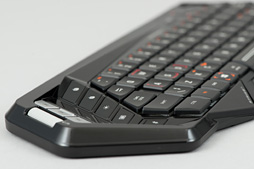 画像ギャラリー No.027のサムネイル画像 / Mad Catz「S.T.R.I.K.E. M」レビュー。PCとMac，Android，iOS対応の“見た目最重視”なBluetoothキーボードをPS4で使ってみた