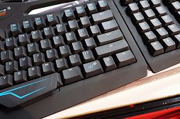 画像ギャラリー No.006のサムネイル画像 / ［TGS 2014］Mad Catzの「TE」シリーズから，メカニカルキーボード「S.T.R.I.K.E. TE」と12個の左サイドボタンを持つ「M.M.O. TE」が発売予定