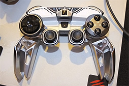 画像ギャラリー No.002のサムネイル画像 / ［CES 2015］Mad Catzのハイエンドは変形が特徴？ 新型マウス「R.A.T. PRO X」とワイヤレスゲームパッド「L.Y.N.X. 9」のことをいろいろ聞いてみた