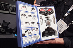 画像ギャラリー No.004のサムネイル画像 / ［CES 2015］Mad Catzのハイエンドは変形が特徴？ 新型マウス「R.A.T. PRO X」とワイヤレスゲームパッド「L.Y.N.X. 9」のことをいろいろ聞いてみた