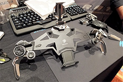 画像ギャラリー No.009のサムネイル画像 / ［CES 2015］Mad Catzのハイエンドは変形が特徴？ 新型マウス「R.A.T. PRO X」とワイヤレスゲームパッド「L.Y.N.X. 9」のことをいろいろ聞いてみた