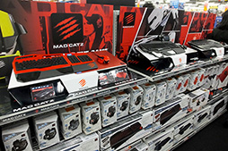 画像ギャラリー No.006のサムネイル画像 / ソフマップ秋葉原にオープンしたMad Catz専門店「Mad Catz ファイティングストア」をレポート。プロゲーマーサイン会は大盛況