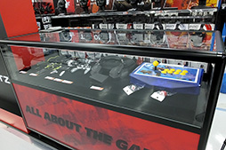 画像ギャラリー No.012のサムネイル画像 / ソフマップ秋葉原にオープンしたMad Catz専門店「Mad Catz ファイティングストア」をレポート。プロゲーマーサイン会は大盛況