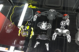 画像ギャラリー No.013のサムネイル画像 / ソフマップ秋葉原にオープンしたMad Catz専門店「Mad Catz ファイティングストア」をレポート。プロゲーマーサイン会は大盛況