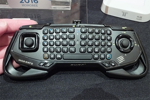 画像ギャラリー No.002のサムネイル画像 / ［CES 2016］Mad Catzがまた奇抜なゲームパッドを提案。今度はBluetooth接続で小型キーボード付きの「S.U.R.F. R」