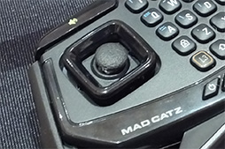 画像ギャラリー No.003のサムネイル画像 / ［CES 2016］Mad Catzがまた奇抜なゲームパッドを提案。今度はBluetooth接続で小型キーボード付きの「S.U.R.F. R」