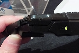 画像ギャラリー No.007のサムネイル画像 / ［CES 2016］Mad Catzがまた奇抜なゲームパッドを提案。今度はBluetooth接続で小型キーボード付きの「S.U.R.F. R」