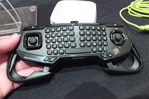 画像ギャラリー No.008のサムネイル画像 / ［CES 2016］Mad Catzがまた奇抜なゲームパッドを提案。今度はBluetooth接続で小型キーボード付きの「S.U.R.F. R」
