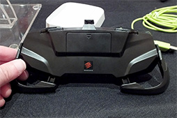 画像ギャラリー No.009のサムネイル画像 / ［CES 2016］Mad Catzがまた奇抜なゲームパッドを提案。今度はBluetooth接続で小型キーボード付きの「S.U.R.F. R」