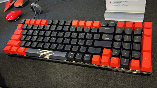 画像ギャラリー No.003のサムネイル画像 / 10キーレス並みにコンパクトなフルキーボード「S.T.R.I.K.E. 11」をMad Catzが発表。新型低遅延ヘッドセットには思わぬ落とし穴が?