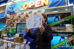 画像ギャラリー No.024のサムネイル画像 / 豪華声優陣のサイン入り色紙をかけて熱い対戦が繰り広げられた,「TATSUNOKO VS. CAPCOM ULTIMATE ALL-STARS」店頭“対戦”会にはプロデューサーの新妻良太氏も登場