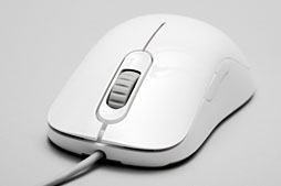 画像ギャラリー No.002のサムネイル画像 / 白いゲーマー向けマウス「AM-FG」レビュー。無難な左右対称形状モデル「AM」から何が変わったのか