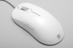 画像ギャラリー No.003のサムネイル画像 / 白いゲーマー向けマウス「AM-FG」レビュー。無難な左右対称形状モデル「AM」から何が変わったのか