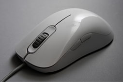 画像ギャラリー No.009のサムネイル画像 / 白いゲーマー向けマウス「AM-FG」レビュー。無難な左右対称形状モデル「AM」から何が変わったのか