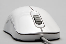 画像ギャラリー No.011のサムネイル画像 / 白いゲーマー向けマウス「AM-FG」レビュー。無難な左右対称形状モデル「AM」から何が変わったのか