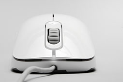 画像ギャラリー No.012のサムネイル画像 / 白いゲーマー向けマウス「AM-FG」レビュー。無難な左右対称形状モデル「AM」から何が変わったのか