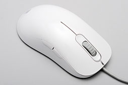画像ギャラリー No.022のサムネイル画像 / 白いゲーマー向けマウス「AM-FG」レビュー。無難な左右対称形状モデル「AM」から何が変わったのか