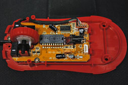 画像ギャラリー No.029のサムネイル画像 / 白いゲーマー向けマウス「AM-FG」レビュー。無難な左右対称形状モデル「AM」から何が変わったのか