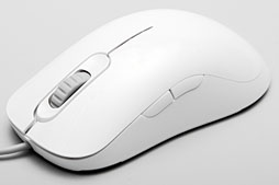 画像ギャラリー No.051のサムネイル画像 / 白いゲーマー向けマウス「AM-FG」レビュー。無難な左右対称形状モデル「AM」から何が変わったのか