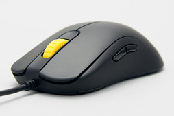 画像ギャラリー No.002のサムネイル画像 / HW短評：ZOWIE「FK2」（1）サイズ感と握りやすさを確認