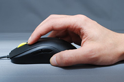 画像ギャラリー No.006のサムネイル画像 / HW短評：ZOWIE「FK2」（1）サイズ感と握りやすさを確認