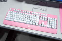 画像ギャラリー No.011のサムネイル画像 / ディスプレイもキーボードもケーブルアンカーもライトブルーとピンクに！ 女性ゲーマー向け製品シリーズ「DIVINA」にZOWIEはどこまでも本気