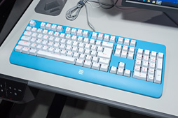 画像ギャラリー No.012のサムネイル画像 / ディスプレイもキーボードもケーブルアンカーもライトブルーとピンクに！ 女性ゲーマー向け製品シリーズ「DIVINA」にZOWIEはどこまでも本気