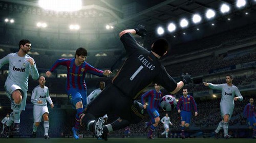 画像ギャラリー No.005のサムネイル画像 / ［TGS 2009］サッカーらしい緊張感が増した「ワールドサッカー ウイニングイレブン 2010」を男色ディーノが会場でプレイ