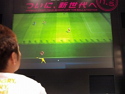 画像ギャラリー No.007のサムネイル画像 / ［TGS 2009］サッカーらしい緊張感が増した「ワールドサッカー ウイニングイレブン 2010」を男色ディーノが会場でプレイ