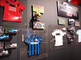 画像ギャラリー No.010のサムネイル画像 / ［TGS 2009］サッカーらしい緊張感が増した「ワールドサッカー ウイニングイレブン 2010」を男色ディーノが会場でプレイ