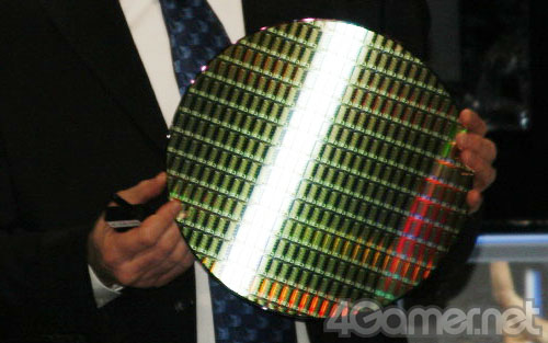 画像ギャラリー No.003のサムネイル画像 / Intel,IDF 2010 Beijingで「Sandy Bridge」世代のシリコンウェハを公開