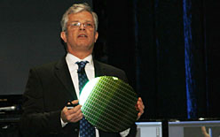 画像ギャラリー No.003のサムネイル画像 / IDF 2010 Beijing基調講演レポート。Intel,AVX&マルチスレッドへの最適化を訴える