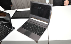画像ギャラリー No.015のサムネイル画像 / IntelでPC製品部門を統括するMooly Eden氏，Sandy Bridgeの性能を強調。Atomベースのタブレットやスマートフォンも公開
