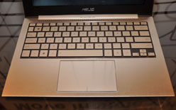 画像ギャラリー No.013のサムネイル画像 / ［COMPUTEX］ASUS，超薄型ノートPCに199ドルのEee PC，そして「スマートフォンを内蔵できるタブレット」を発表【19：45頃更新】