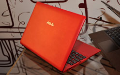 画像ギャラリー No.015のサムネイル画像 / ［COMPUTEX］ASUS，超薄型ノートPCに199ドルのEee PC，そして「スマートフォンを内蔵できるタブレット」を発表【19：45頃更新】