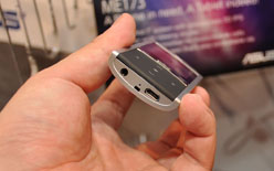 画像ギャラリー No.022のサムネイル画像 / ［COMPUTEX］ASUS，超薄型ノートPCに199ドルのEee PC，そして「スマートフォンを内蔵できるタブレット」を発表【19：45頃更新】