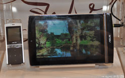 画像ギャラリー No.023のサムネイル画像 / ［COMPUTEX］ASUS，超薄型ノートPCに199ドルのEee PC，そして「スマートフォンを内蔵できるタブレット」を発表【19：45頃更新】
