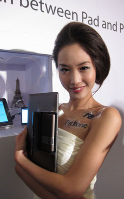 画像ギャラリー No.029のサムネイル画像 / ［COMPUTEX］ASUS，超薄型ノートPCに199ドルのEee PC，そして「スマートフォンを内蔵できるタブレット」を発表【19：45頃更新】