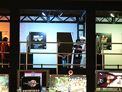 画像ギャラリー No.008のサムネイル画像 / ［TGS 2010］全タイトルがプレイアブル。「グランツーリスモ5」「PlayStation Move」の体験希望者が殺到。ソニー・コンピュータエンタテインメントブース速報