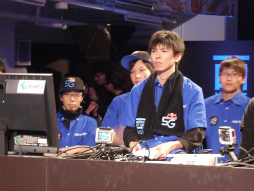 画像ギャラリー No.040のサムネイル画像 / 東西のトッププレイヤーが5ジャンルのゲームで激突する頂上決戦「Red Bull 5G 2013 FINALS」が開催。今年の覇者は?