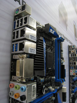 画像ギャラリー No.010のサムネイル画像 / ［CeBIT］MSIとASRockがBulldozer対応の「黒いSocket AM3」搭載マザーを予告。Z68マザーやHD 6990も公開に