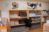画像ギャラリー No.030のサムネイル画像 / カプコンファンはいざ鎌倉！　限定グッズも販売されている腰越海水浴場の「CAPCOM SEASIDE HOUSE」に行ってきた